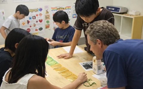 楽しく英語を学ぶ様子の画像