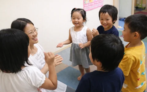 楽しく英語を学ぶ様子の画像